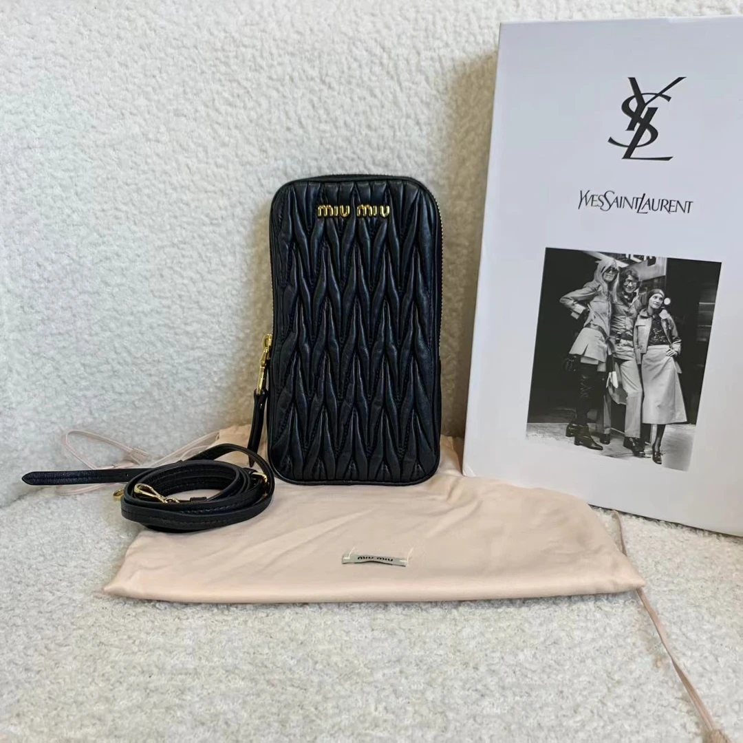 99新 MIU MIU/缪缪 壹臻/ miumiu 黑色褶皱手机包 22098507