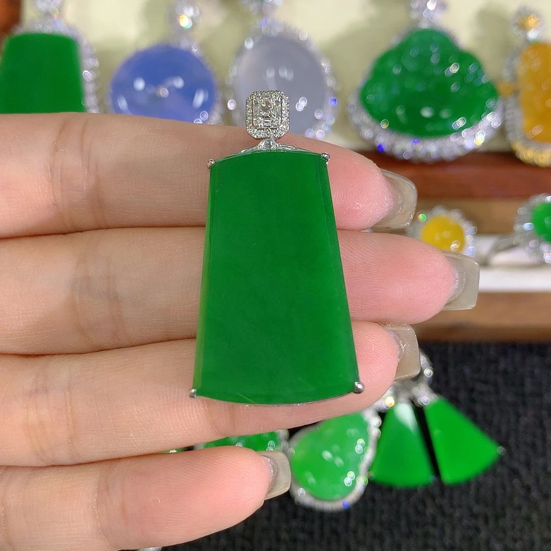 颈饰18K金镶嵌翡翠无事牌