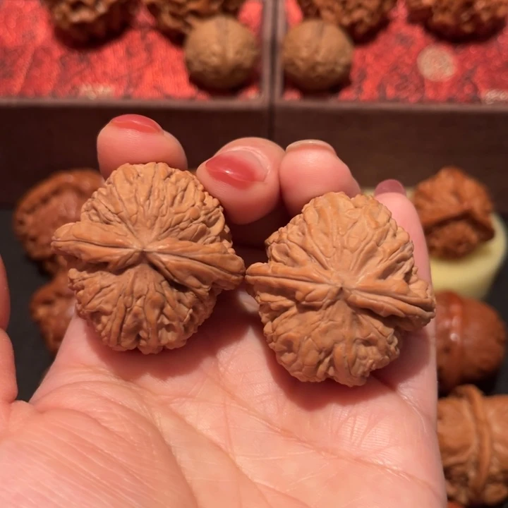 文玩核桃吊坠白狮子