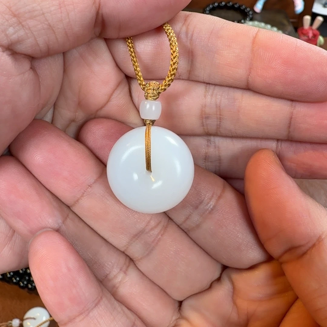 喷***香和田玉未镶嵌颈饰