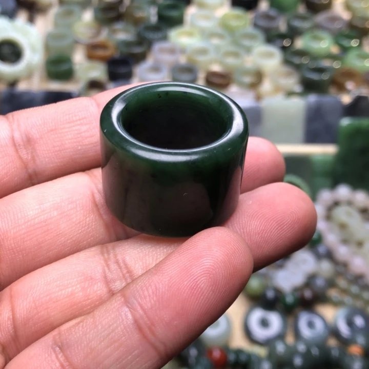 张***镭和田玉未镶嵌颈饰