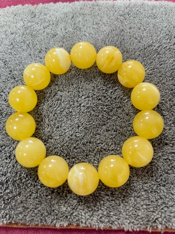 鸡油黄飘白花同料手串，珠径16，手围18，34.8克