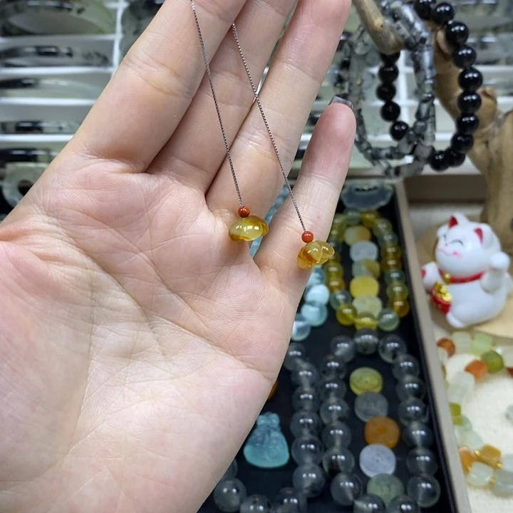 蛇纹石玉未镶嵌耳饰