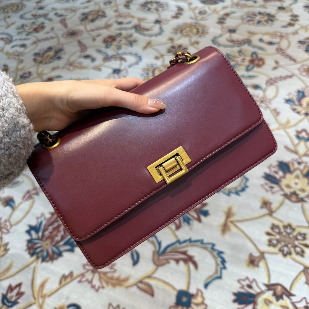 红色高奢款女士包包