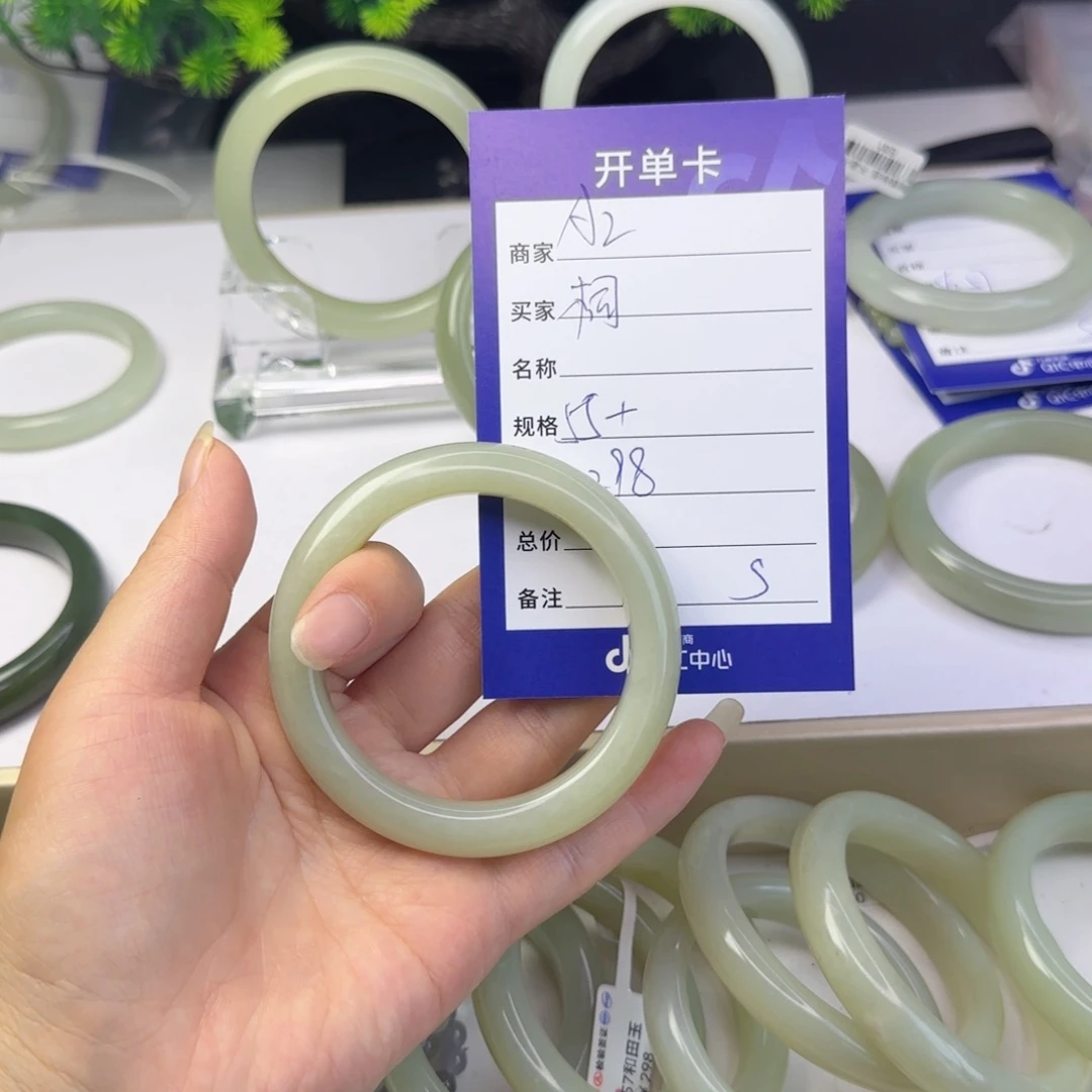 和田玉手镯未镶嵌桐**于