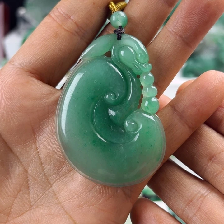 颈饰未镶嵌石英质玉