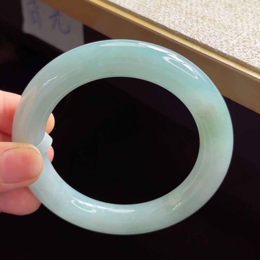 翡翠手镯未镶嵌手镯