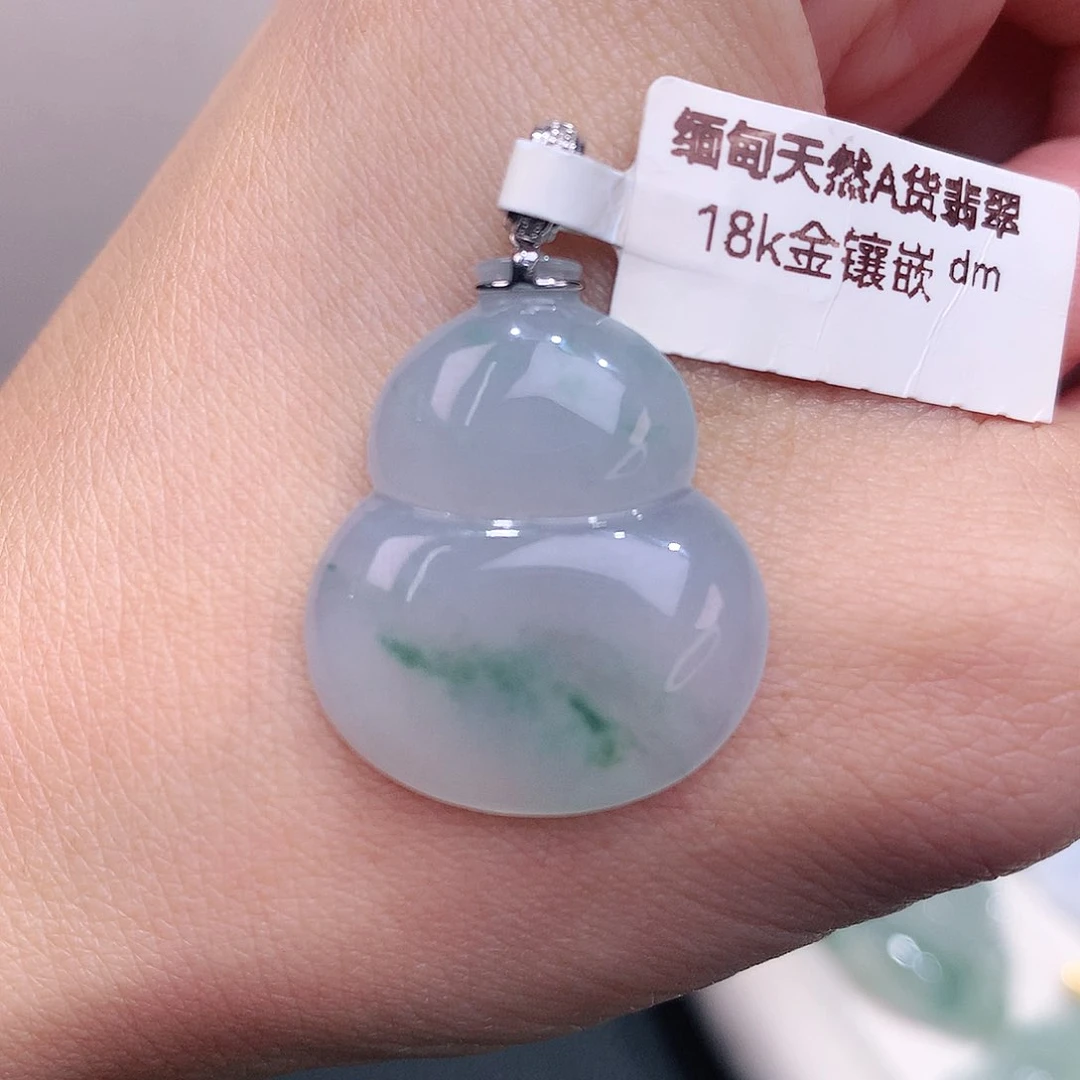 颈饰18K金镶嵌翡翠飘花葫芦