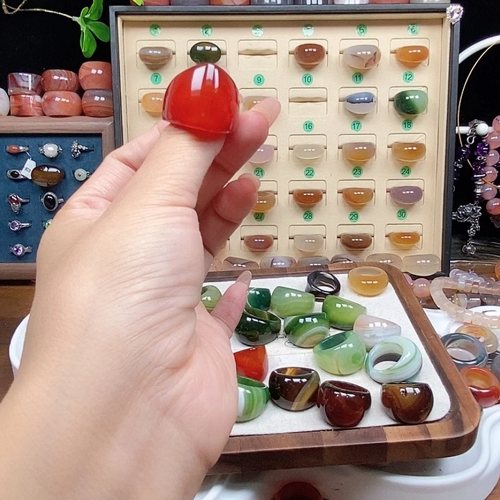 合金戒指玛瑙/玉髓肖***?