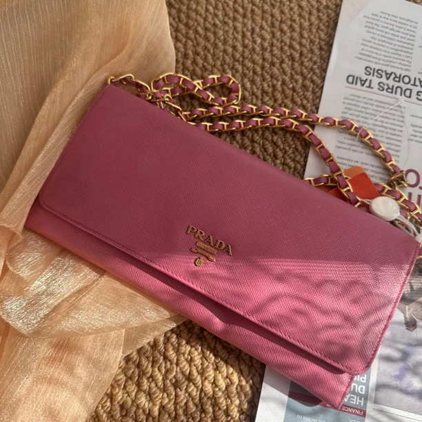 95新 Prada/普拉达 XM/芭比粉小钱包链条斜跨包/THHD12406016