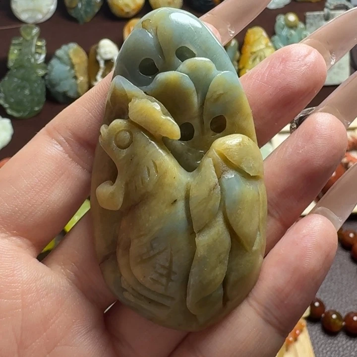 蛇纹石玉未镶嵌吊坠