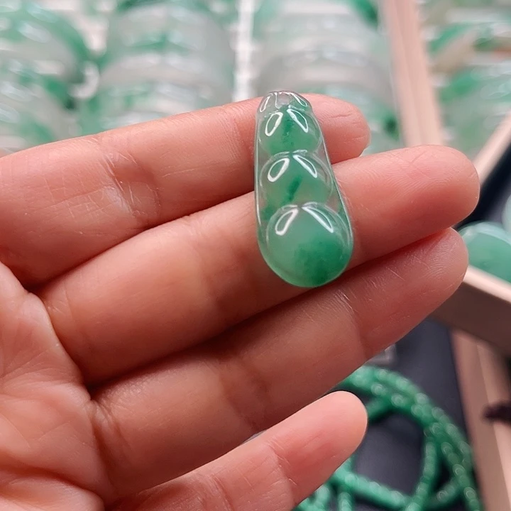 颈饰未镶嵌石英质玉