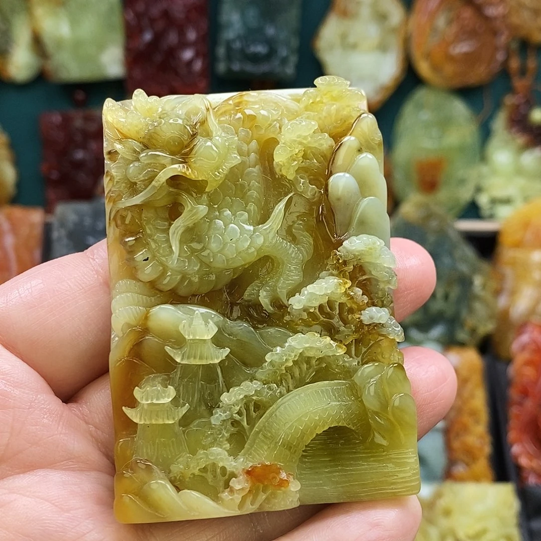 蛇纹石玉未镶嵌颈饰玉龙山水