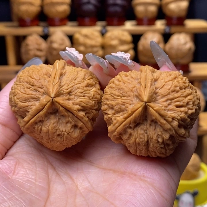 文玩核桃把件金珊瑚51号39尺正奔