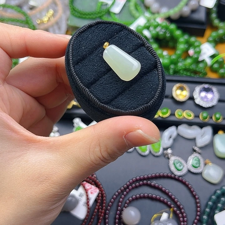 和田玉18K金镶嵌颈饰