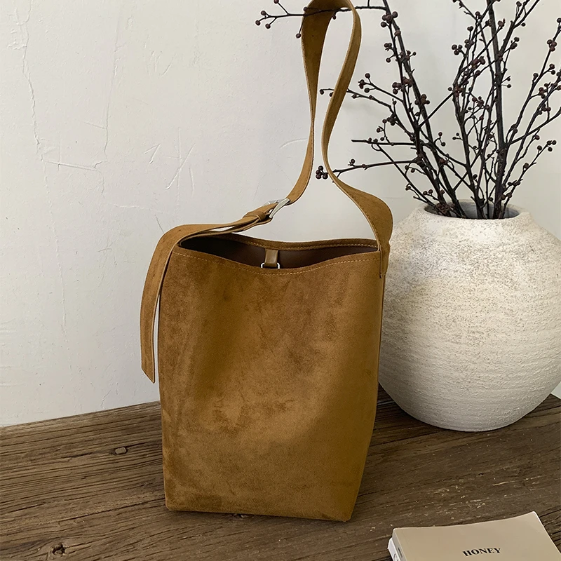 2025秋季新款大容量单肩包通勤时尚简约气质休闲磨砂水桶包托特包