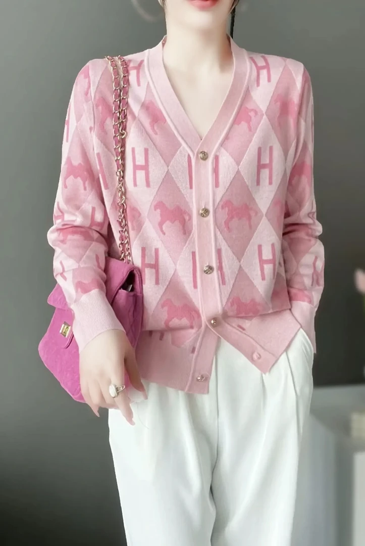 2025秋新款女装欧货H显瘦小香风字母提花粉色v领针织开衫外套