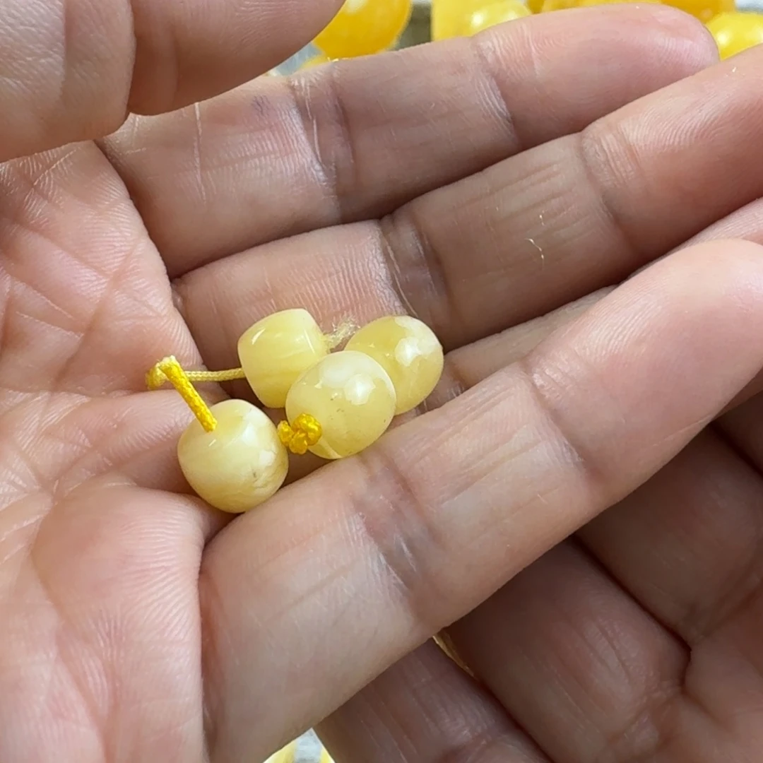 小***略蜜蜡未镶嵌裸石30杂