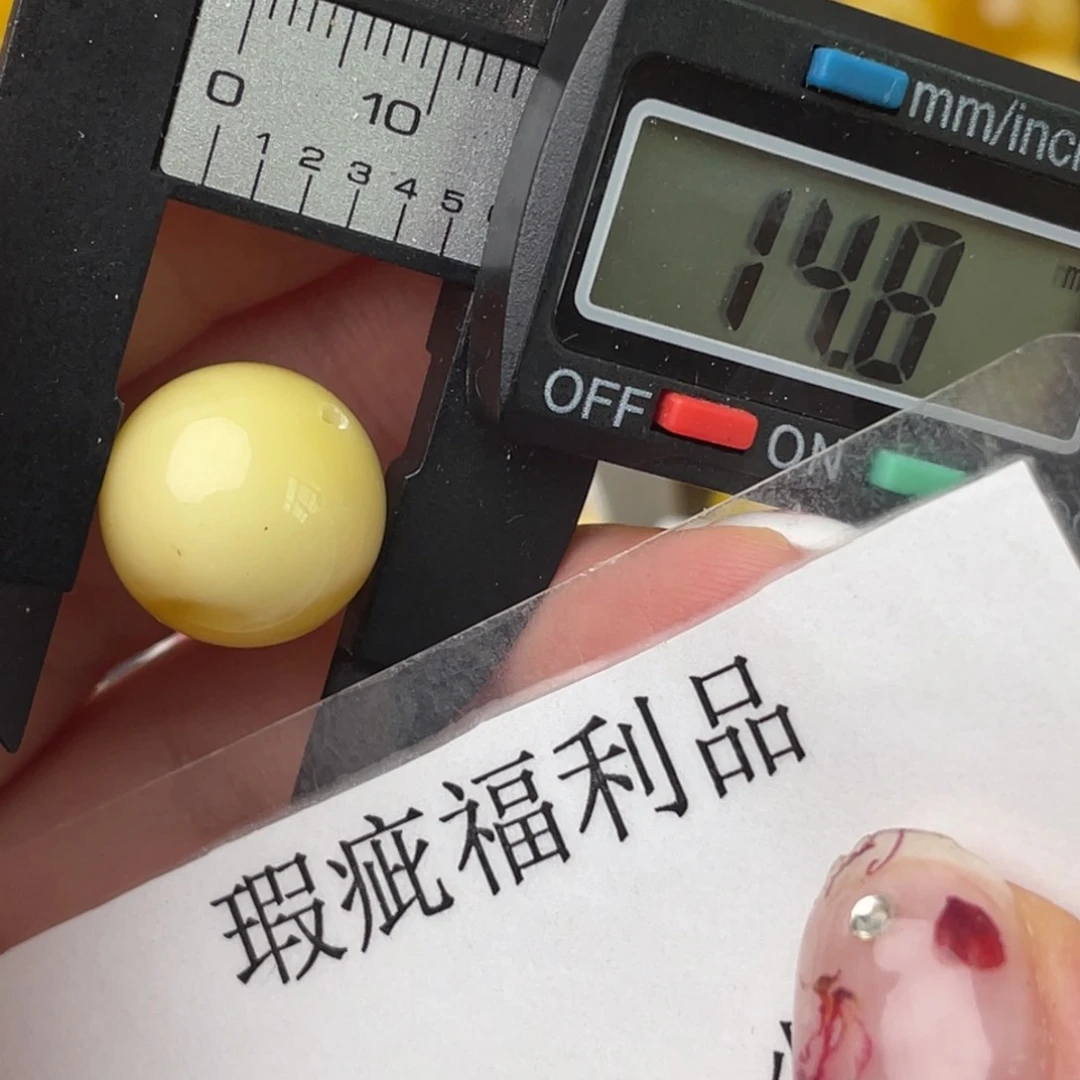 未镶嵌琥珀裸石微瑕276