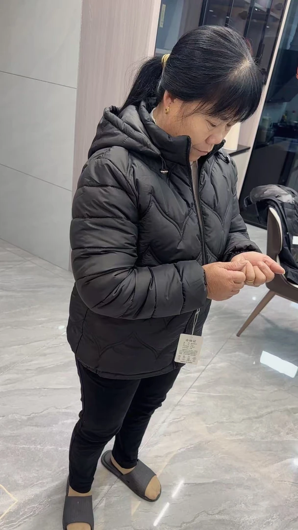 布阁服饰（妈妈装连帽款可拆卸）