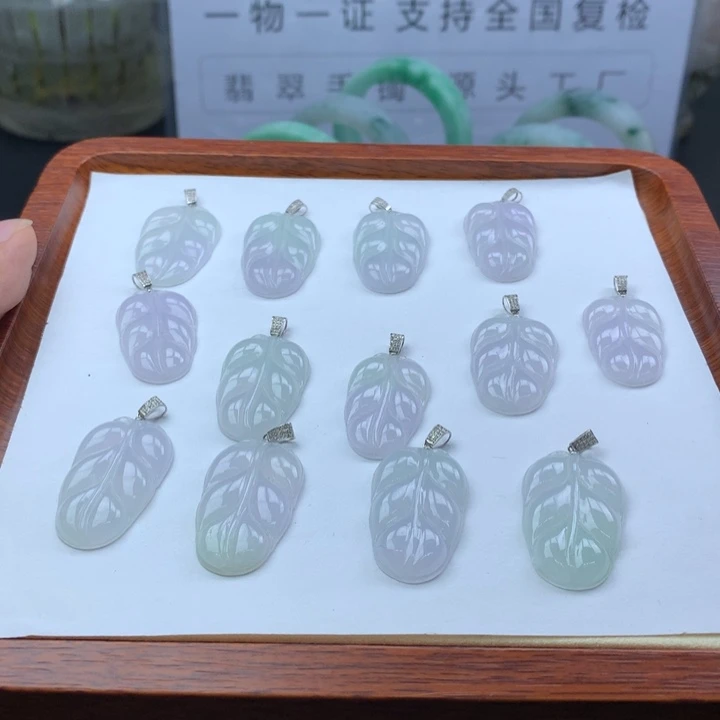翡翠18K金镶嵌颈饰冰叶子