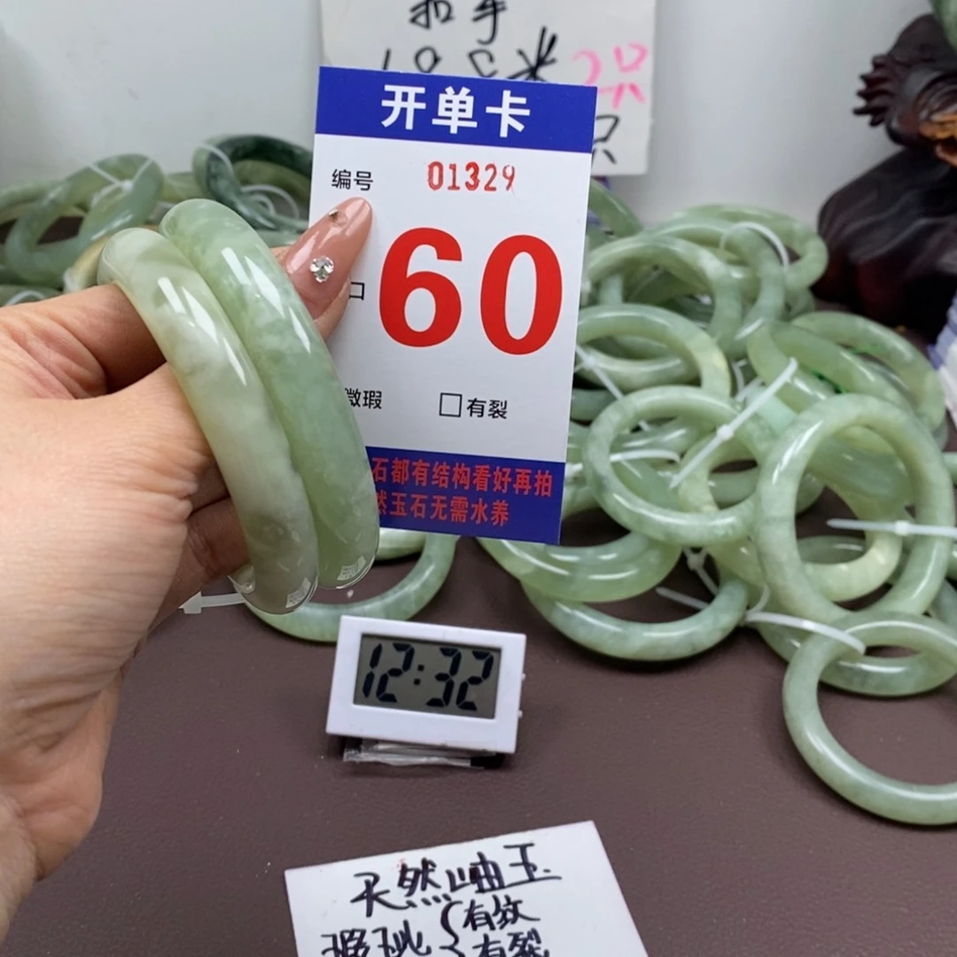 蛇纹石玉手镯未镶嵌