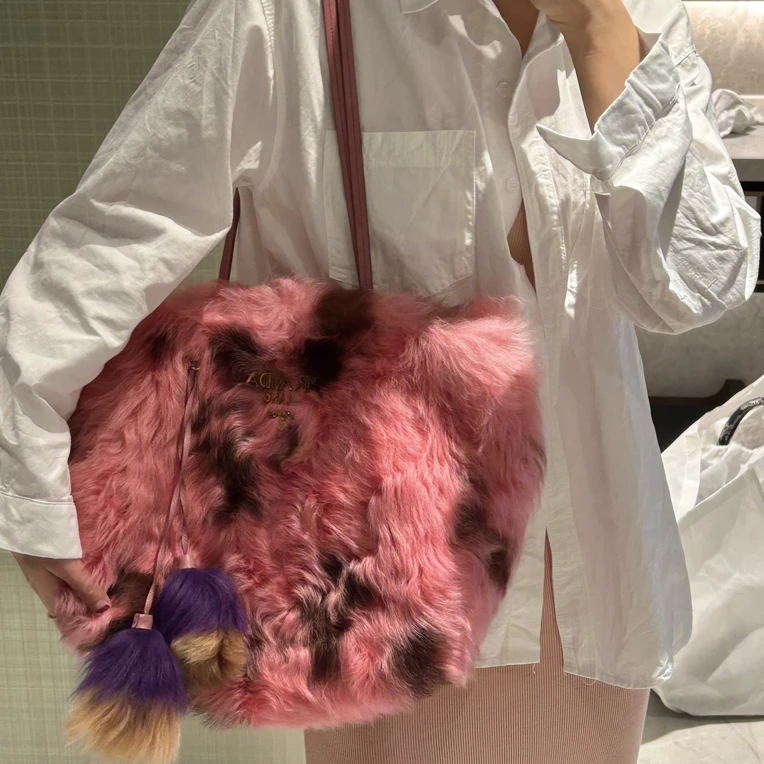 95新 Prada/普拉达 粉色时尚毛毛托特包SS