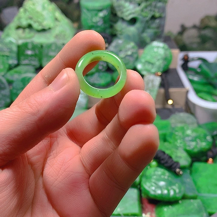 二***芹和田玉（碧玉）未镶嵌珠宝半成品