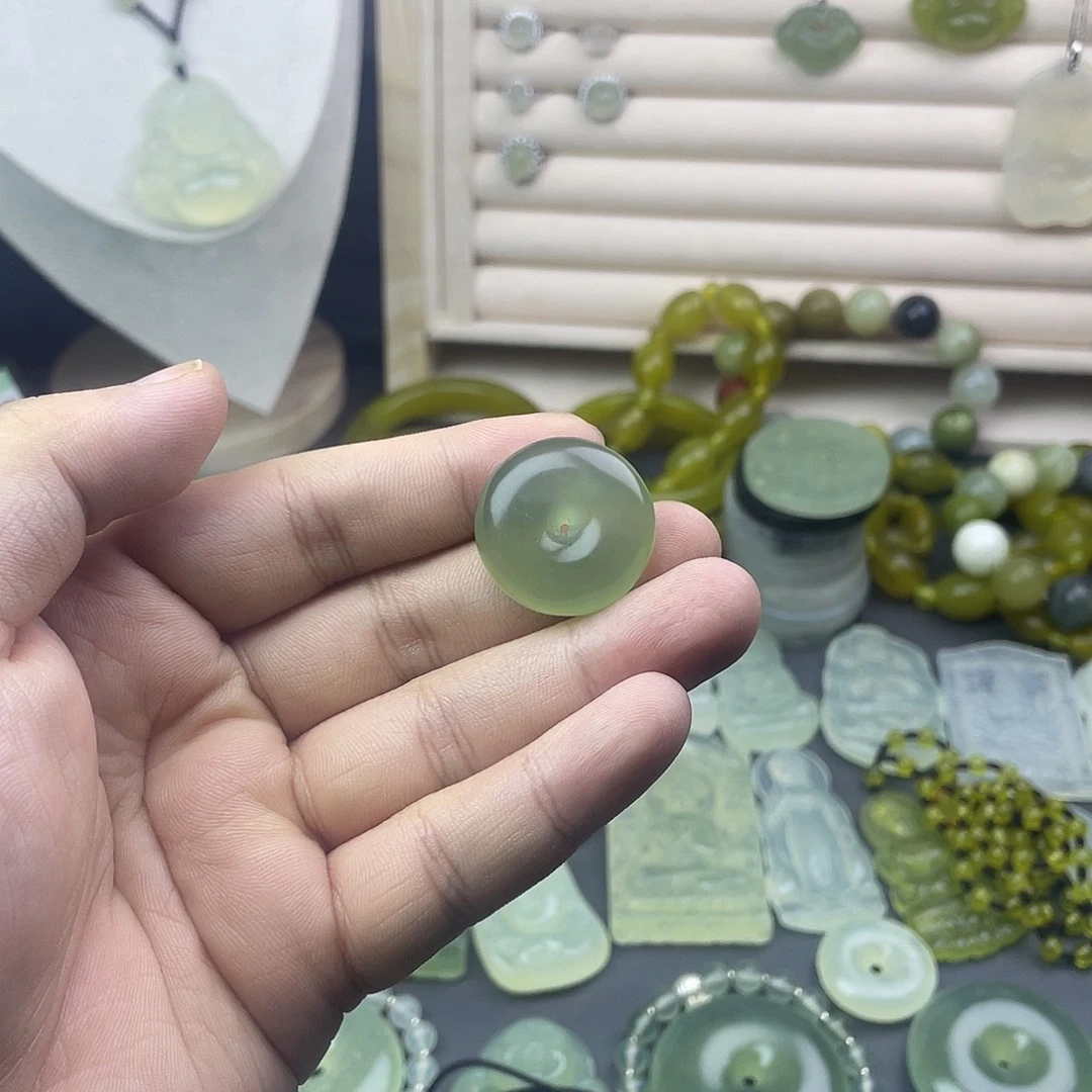 蛇纹石玉未镶嵌颈饰