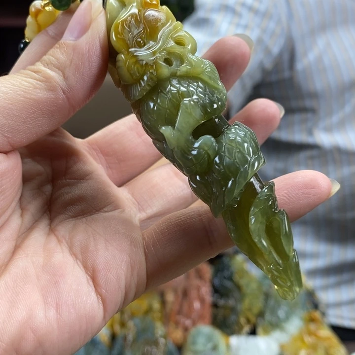 十****未镶嵌蛇纹石玉颈饰