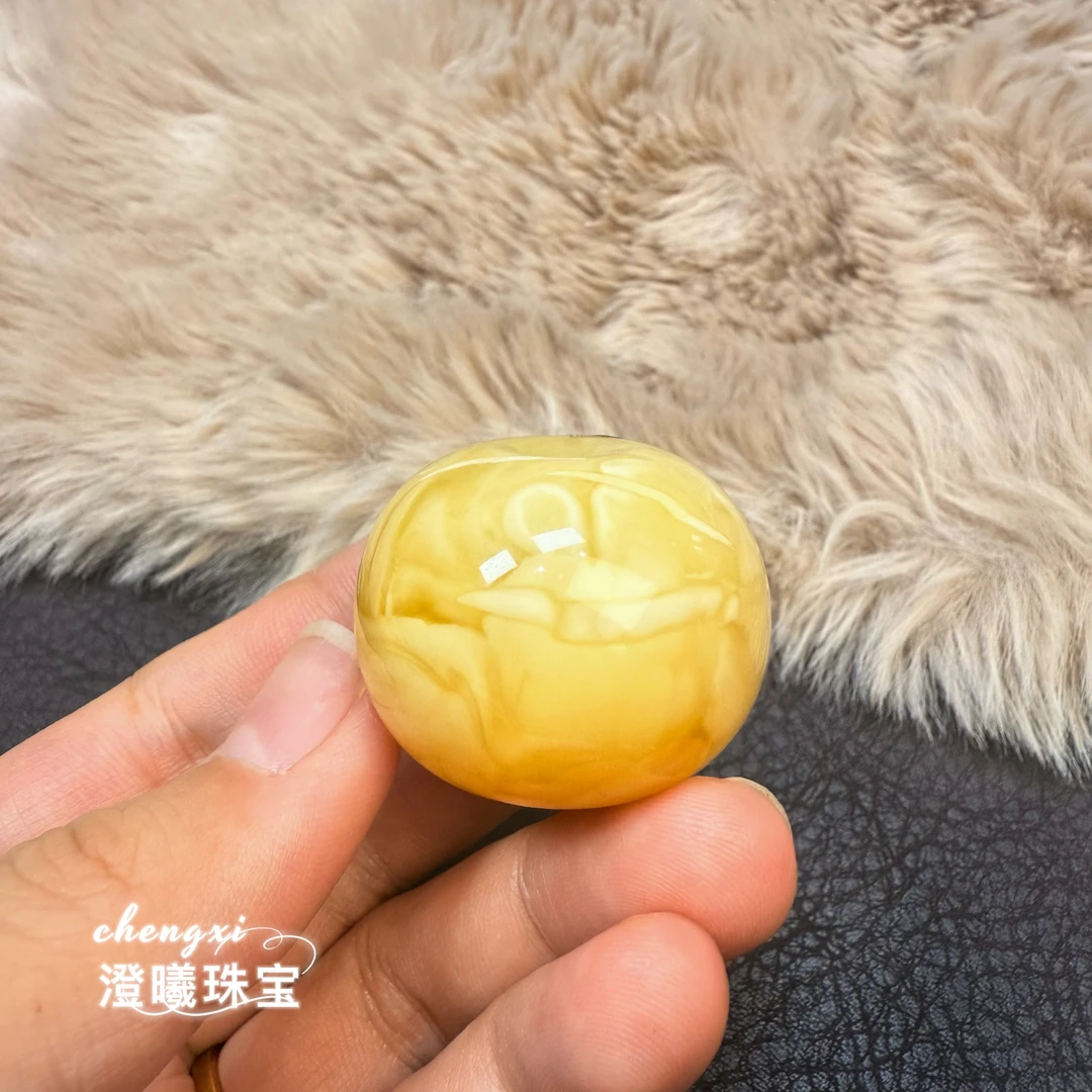 19.8g（33.9×28.6mm）俄料奶咖焦糖溶洞蜜蜡面包扣