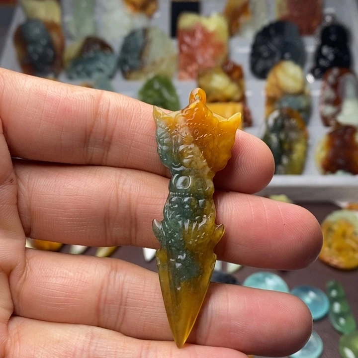 蛇纹石玉未镶嵌颈饰