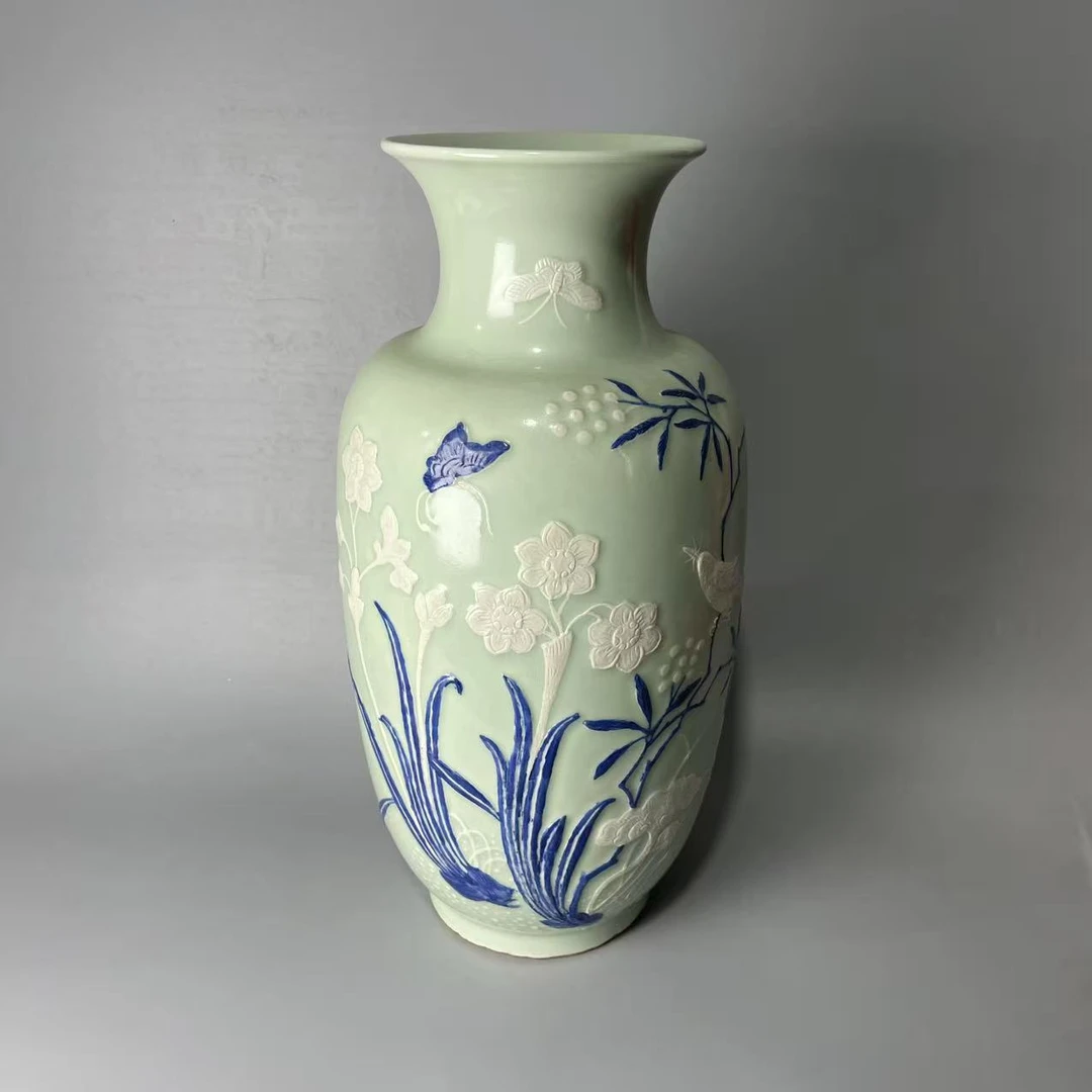 豆青釉堆白青花花鸟灯笼瓶