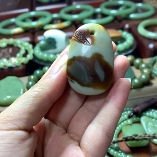 岫岩老玉（透闪石质玉）未镶嵌颈饰