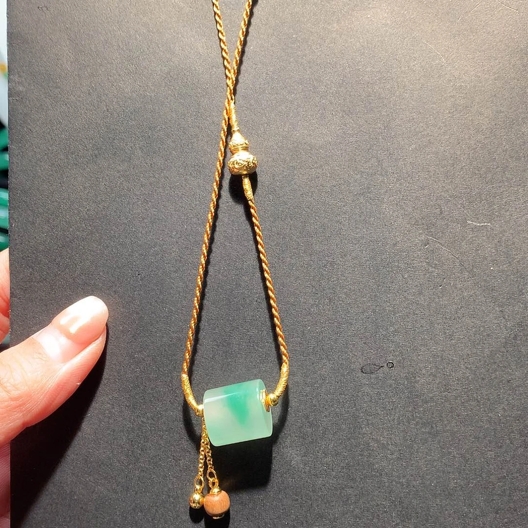 石英质玉未镶嵌颈饰