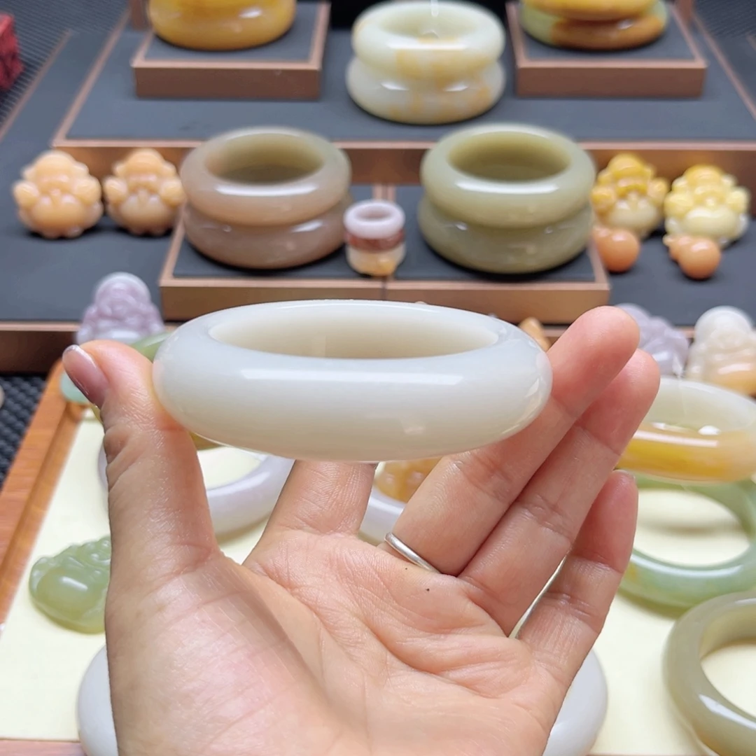 未镶嵌手镯石英岩玉