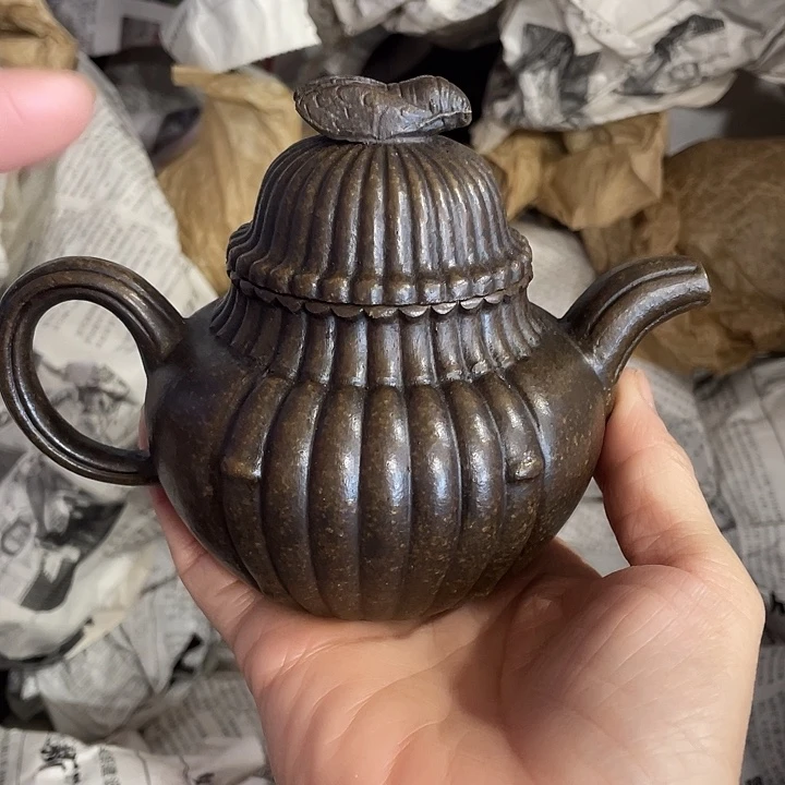 紫砂茶壶原矿泥料，手工制作的一把紫砂壶。