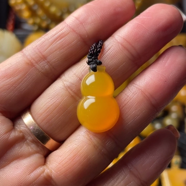 未镶嵌石英质玉（黄龙玉）颈饰