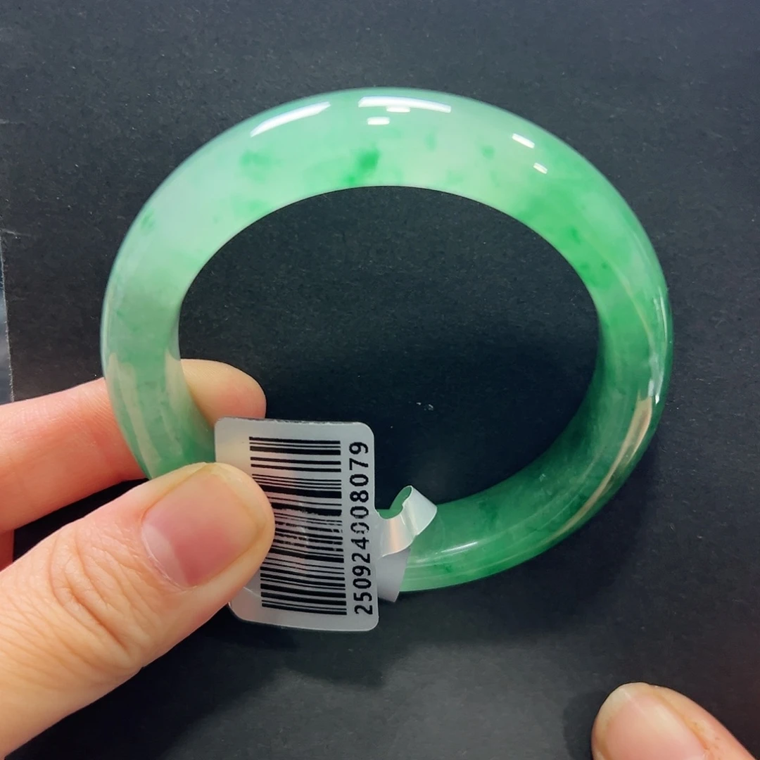 D***a石英质玉（非洲翠）未镶嵌手镯