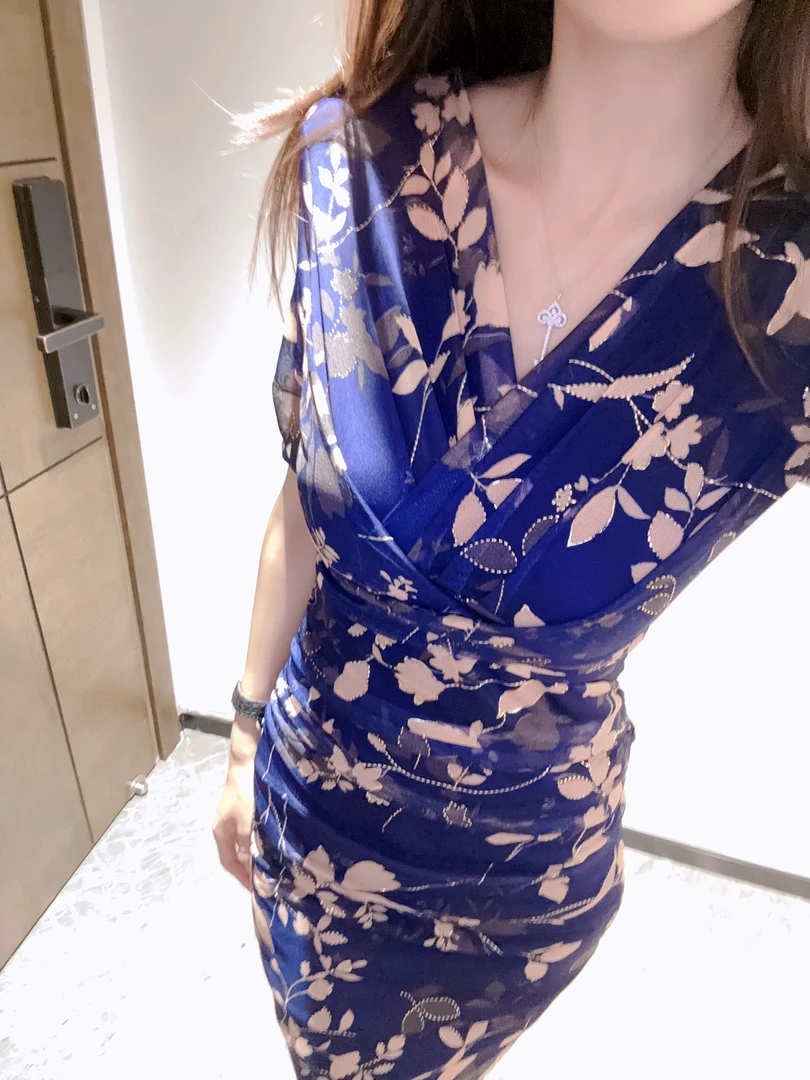 中国风V领连衣裙高弹力褶皱设计遮肚包臀裙女高贵轻奢气质裙子