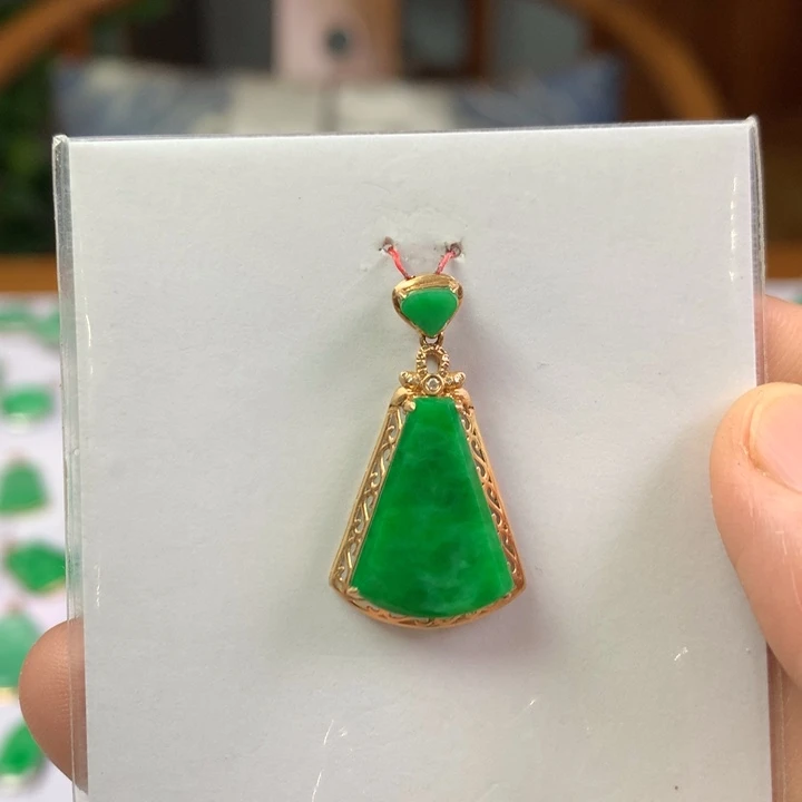 翡翠18K金镶嵌颈饰翡翠吊坠