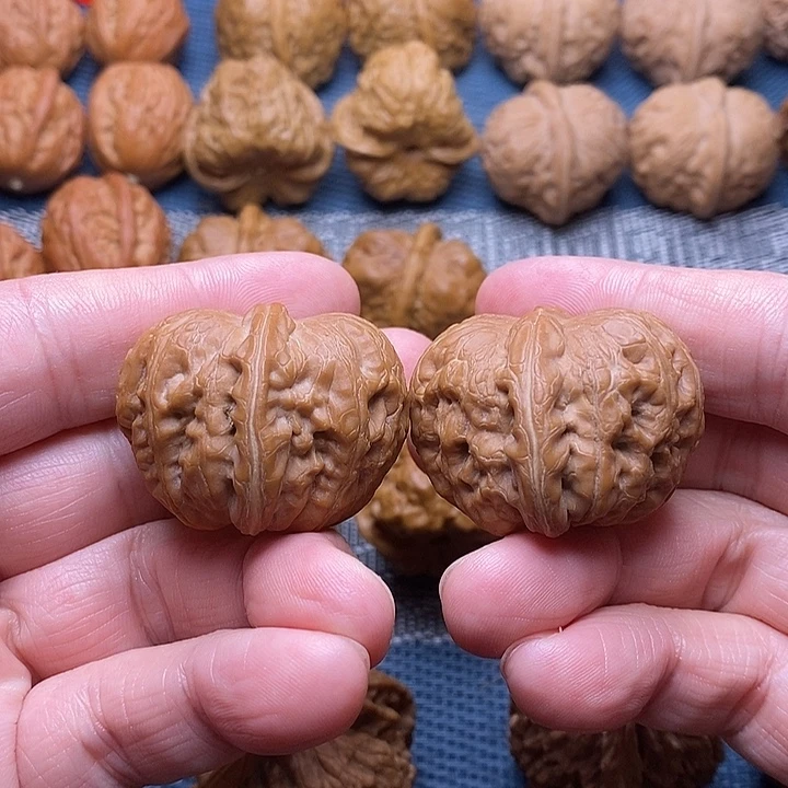 文玩核桃把件手抓元宝 手工精配 无任何添加修整 原皮原色 精品