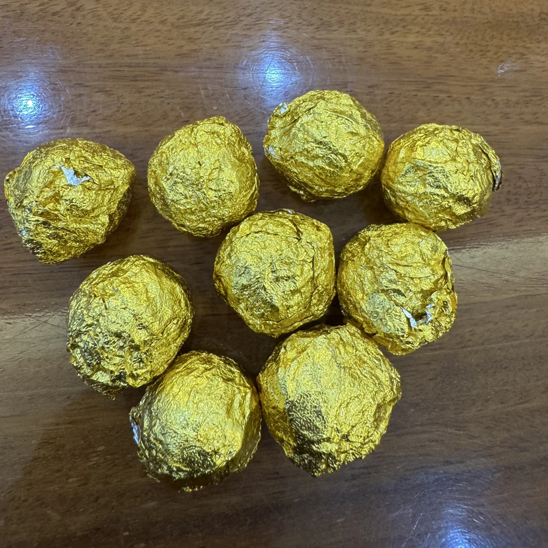 2019年古树头春熟茶龙珠8克龙珠(金色棉纸包)
