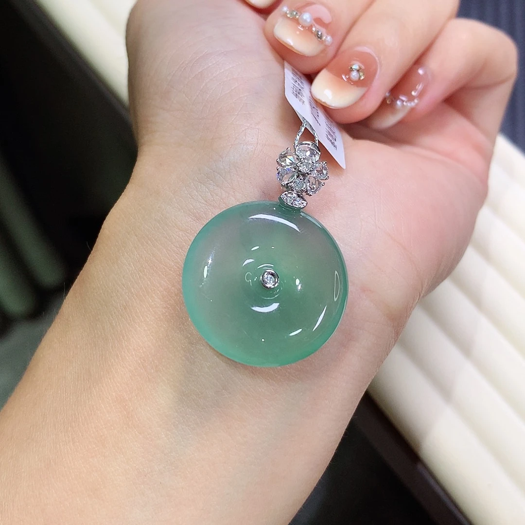 翡翠18K金镶嵌颈饰