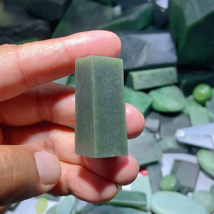 和田玉（碧玉）未镶嵌珠宝奇石