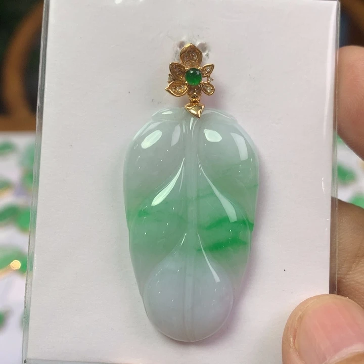 翡翠18K金镶嵌颈饰