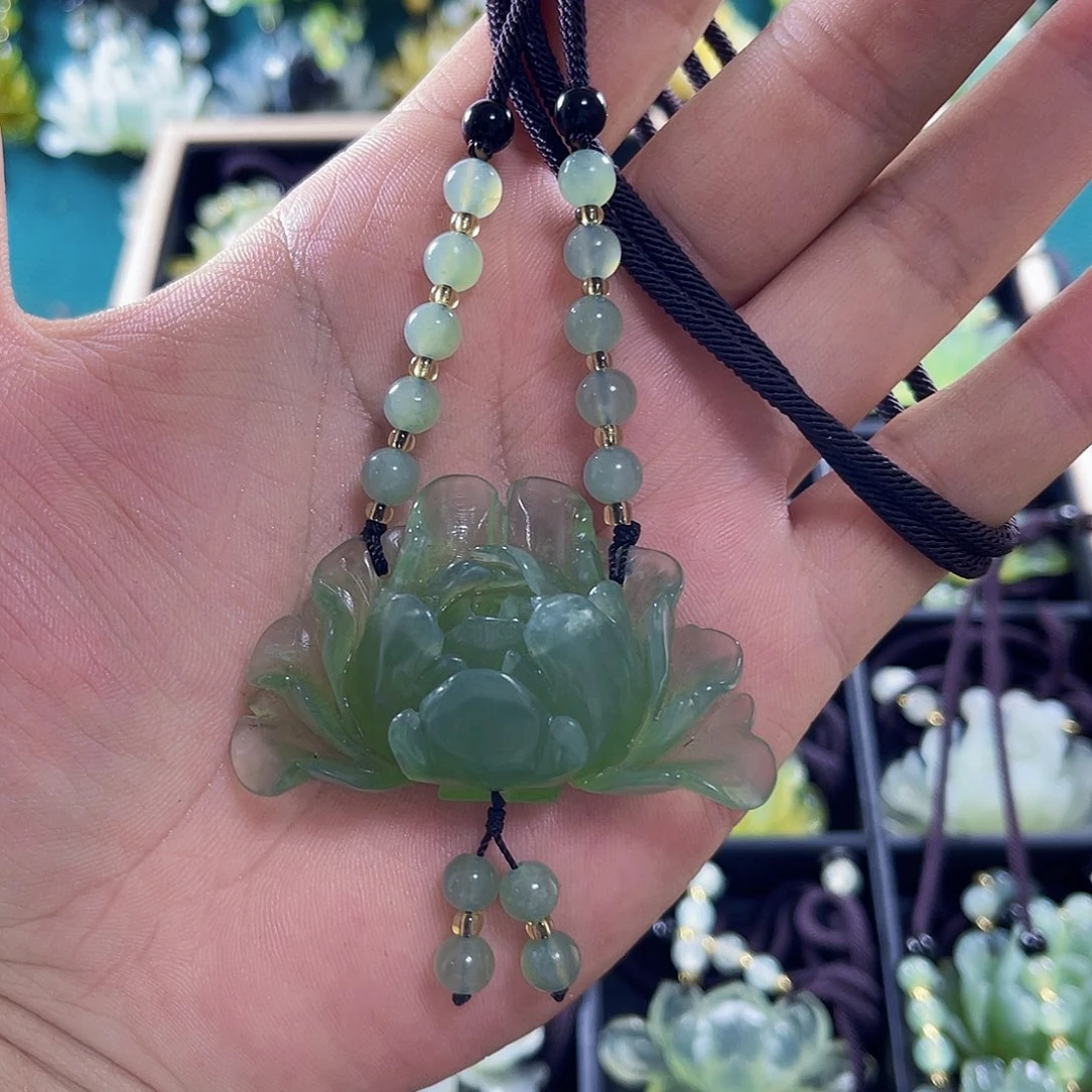 蛇纹石玉未镶嵌颈饰