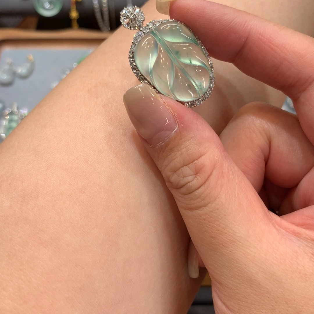 翡翠18K金镶嵌颈饰a***e吊坠