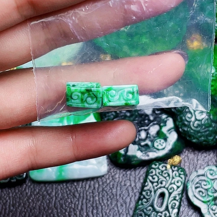 翡翠未镶嵌颈饰多样性