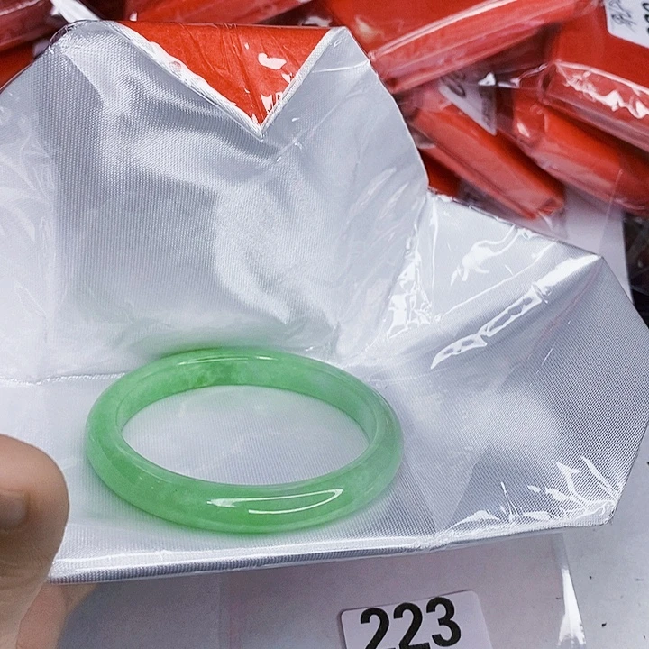 翡翠未镶嵌手镯一图一物实物为准（微瑕处理）